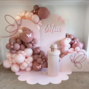 Decoración mundo rosa con mariposas